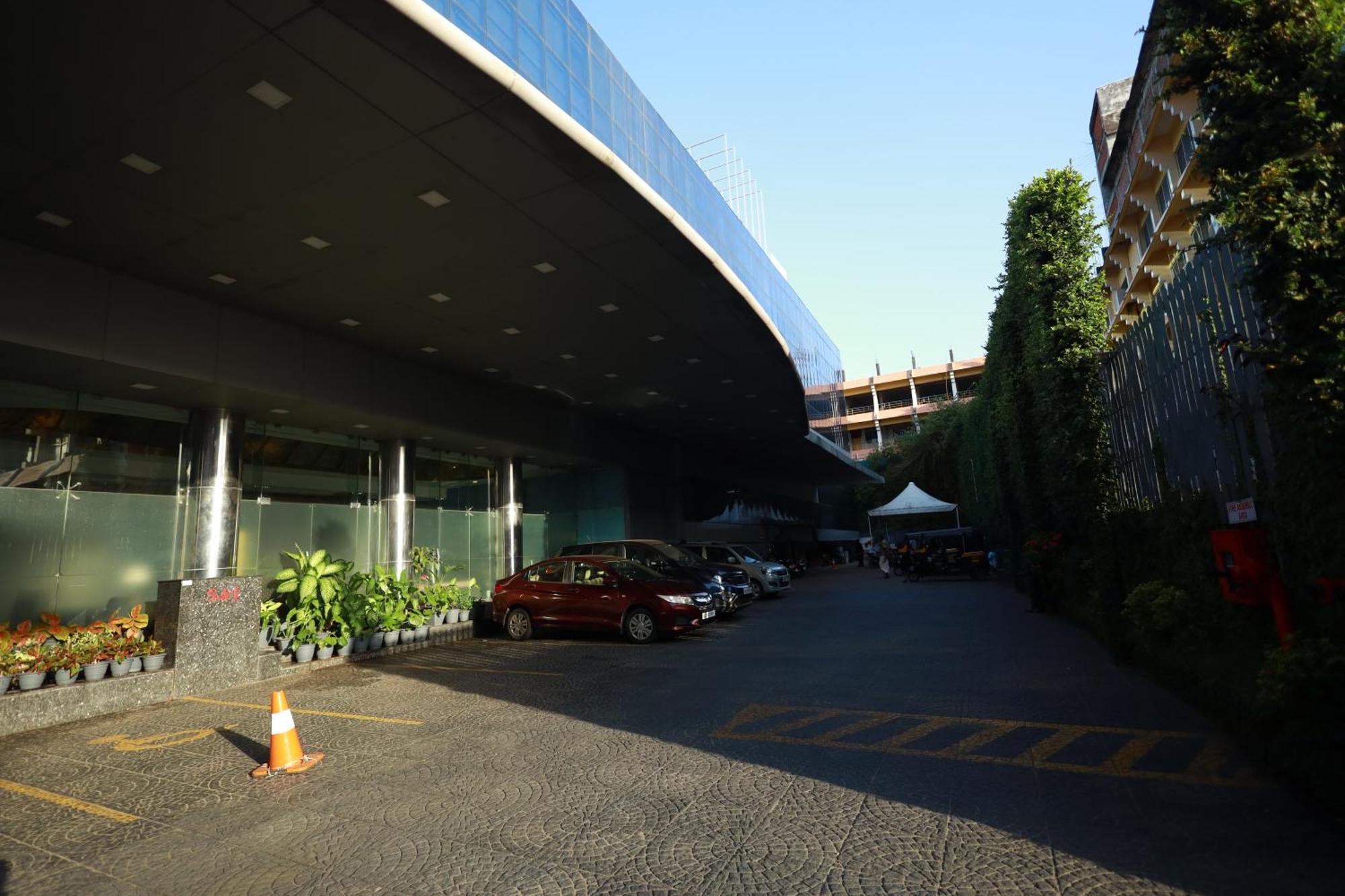 Saj Luciya -A Classified 4 Star Hotel Thiruvananthapuram Екстериор снимка