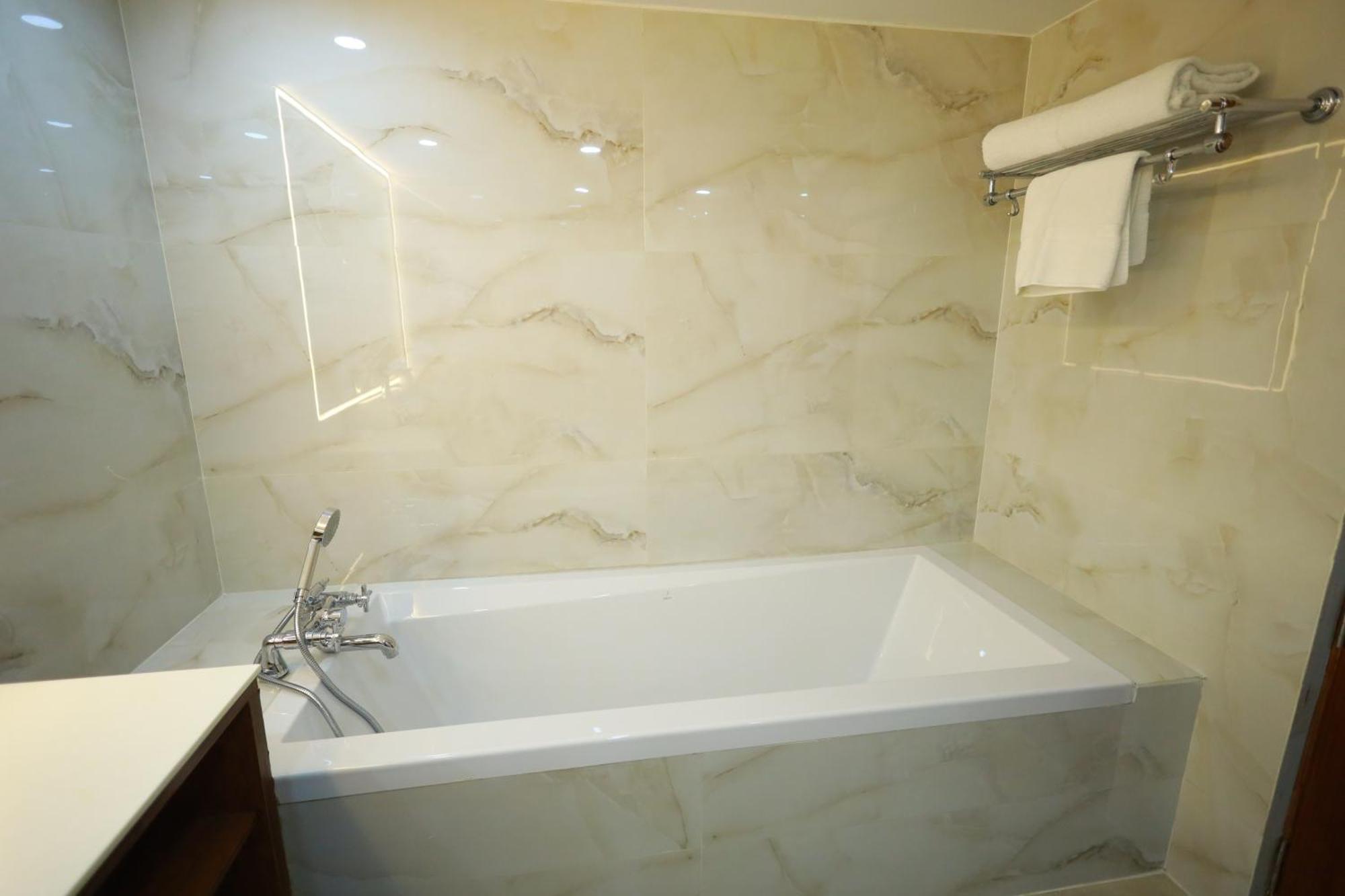 Saj Luciya -A Classified 4 Star Hotel Thiruvananthapuram Екстериор снимка