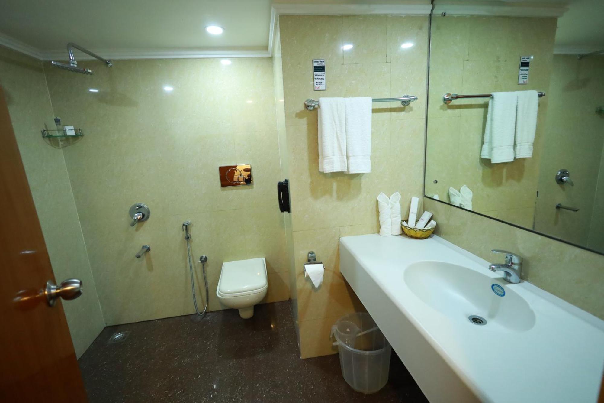 Saj Luciya -A Classified 4 Star Hotel Thiruvananthapuram Екстериор снимка
