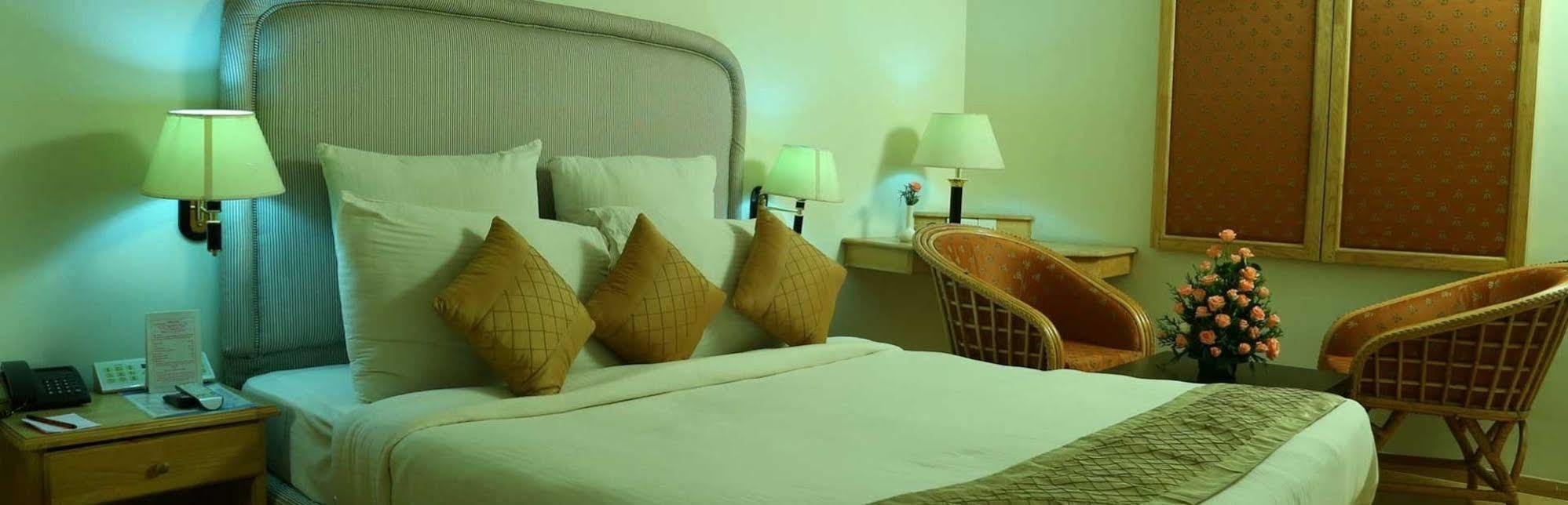Saj Luciya -A Classified 4 Star Hotel Thiruvananthapuram Екстериор снимка